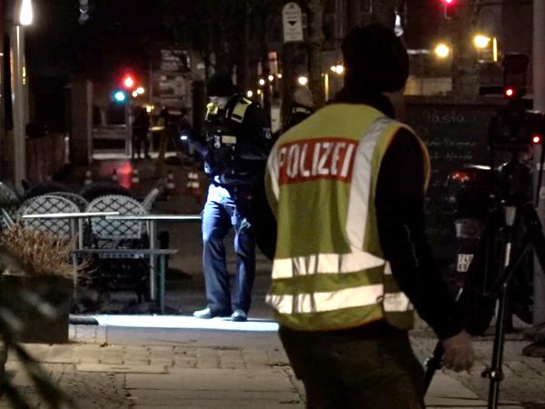 Die Schüsse fielen am Sonntagabend gegen 20 Uhr. Das 44-jährige Opfer war zu Fuß in der Zimmerstraße unterwegs.