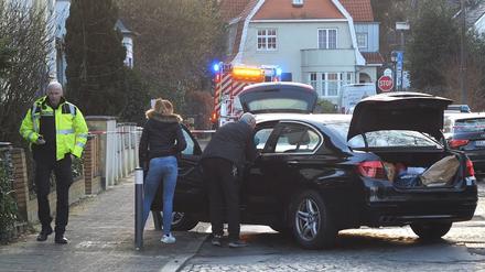 Polizisten untersuchen einen PKW in Delmenhorst.