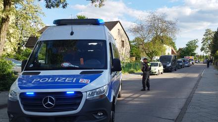 Polizisten sperren eine Straße im Berliner Bezirk Spandau für die Ermittlungsarbeiten. Nach dem Tod eines Mannes auf offener Straße im Berliner Bezirk Spandau ermittelt eine Mordkommission. 
