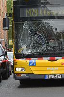 Der BVG-Bus der Linie M29 nach dem Unfall auf der Rudi-Dutschke-Straße