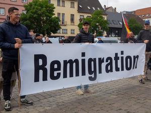 Die Jugendorganisation der AfD nutzte die Tat von Mannheim und rief zu einer „Mahnwache“ auf, während alle anderen Parteienvertreter vor Ort gegen Hass und Gewalt demonstrierten.
