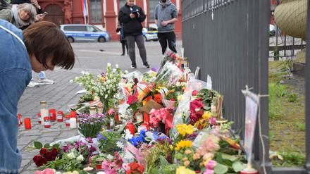Blumen und Kerzen am Tatort in Mannheim. Ein Afghane hatte in der Innenstadt fünf Männer verletzt und einen Polizisten getötet.
