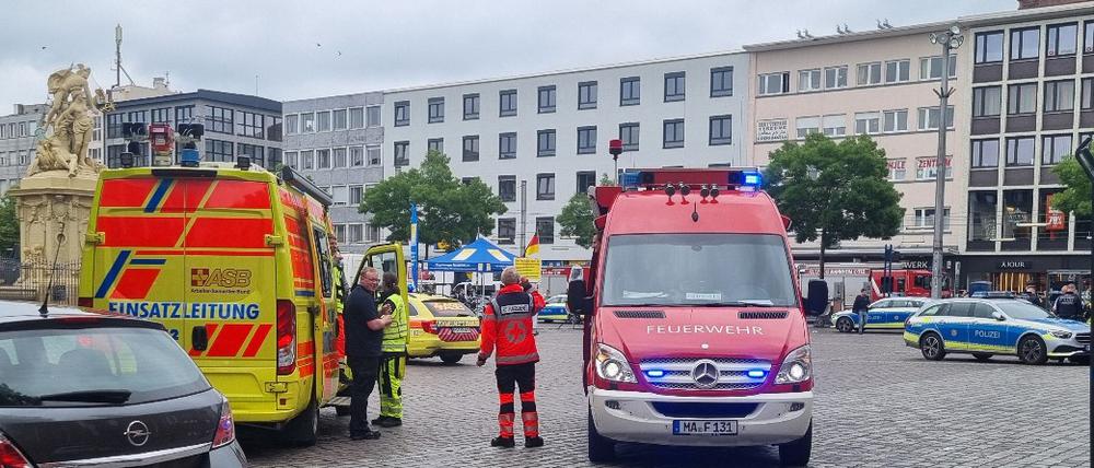 Einsatzkräfte der Polizei und Feuerwehr sind bei einem Vorfall auf dem Mannheimer Marktplatz im Einsatz.