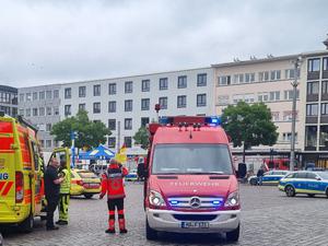 Einsatzkräfte der Polizei und Feuerwehr sind bei einem Vorfall auf dem Mannheimer Marktplatz im Einsatz.
