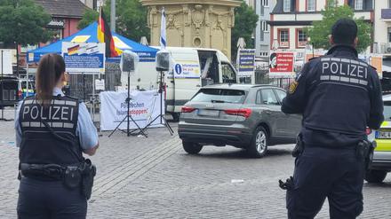 Einsatzkräfte der Polizei sind bei einem Vorfall auf dem Mannheimer Marktplatz im Einsatz. 
