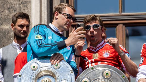 Soziale Medien sind für Fußballprofis wie Manuel Neuer und Thomas Müller (r.) inzwischen unverzichtbar.