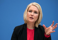 Manuela Schwesig wird am Dienstag in Schwerin zur neuen Ministerpräsidentin von Mecklenburg-Vorpommern gewählt. Die stellvertretende Parteivorsitzende war vorher Bundesfamilienministerin.