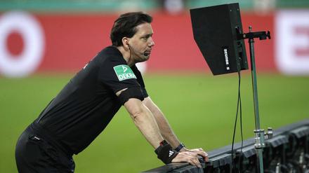 Manuel Gräfe sieht die Anwendung des Videobeweises in der Fußball-Bundesliga kritisch.