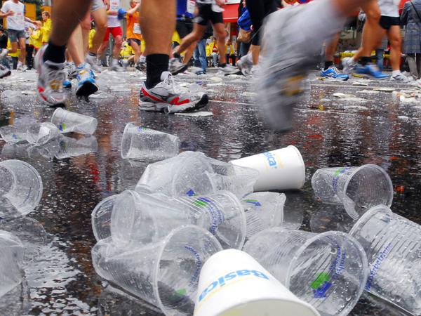 Hoher Durchlauf: Beim Marathon werden riesige Mengen an Wasserbechern verbraucht.