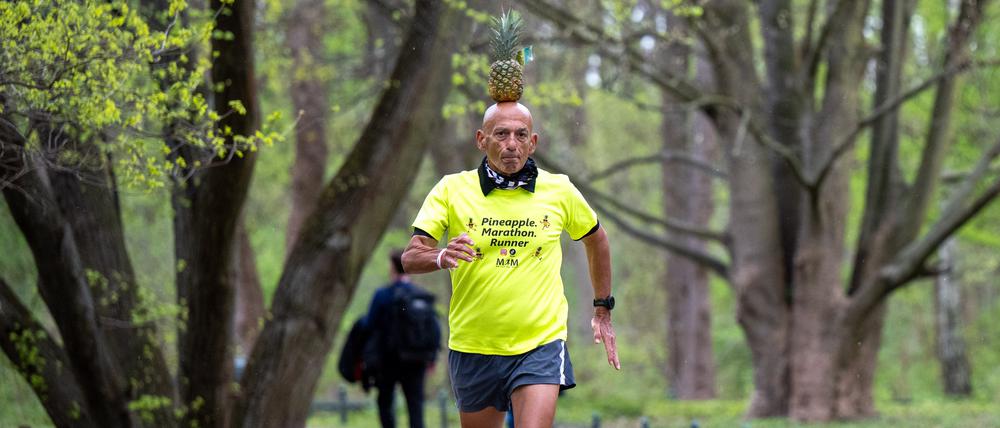 Moshe Lederfien, ein israelischer Marathon-Läufer, der bei seinen Läufen stets eine Ananas auf dem Kopf trägt, läuft durch den Tiergarten.