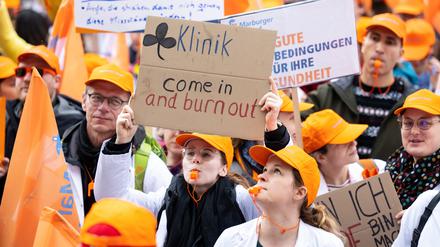 Teilnehmerinnen und Teilnehmer eines Warnstreiks der Gewerkschaft Marburger Bund nehmen an einer Demonstration teil. In sechs Bundesländern treten Ärzte in einen Warnstreik für eine bessere Bezahlung. 