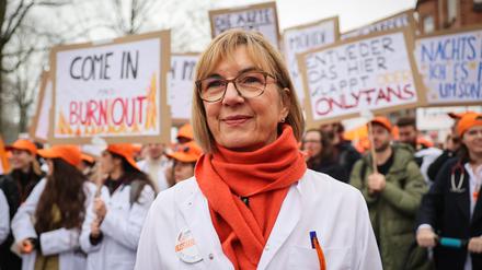 Susanne Johna, 1. Vorsitzende Marburger Bund, nimmt an der Auftaktkundgebung zu einem Warnstreik vor der Asklepios Klinik St. Georg teil.