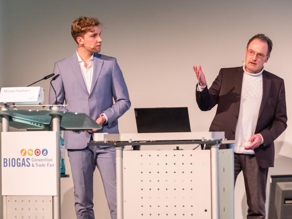 Marc Feldmann (Sohn) und Michael Feldmann (Vater) und Gründer des Berliner Unternehmens Carbon Farming Germany auf einer Bühne. 