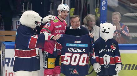 Marcel Noebels bekam ein Trikot für sein 500. Spiel in der Deutschen Eishockey Liga.
