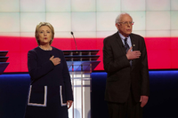 Hand aufs Herz. Hillary Clinton und Bernie Sanders konkurrieren bei den US-Demokraten um die Präsidentschaftskandidatur.