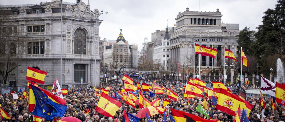 In Madrid protestieren Tausende gegen das Amnestiegesetz.