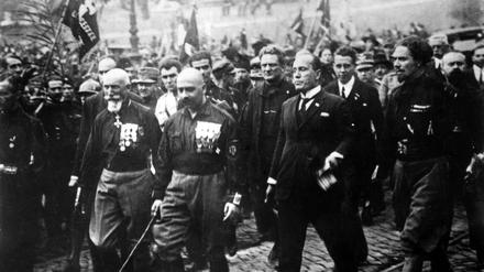Ein Bluff mit Folgen. Benito Mussolini im Kreise seiner Getreuen. Die Bilder des „Marschs“ mit dem späteren Duce wurden alle nachgestellt. 