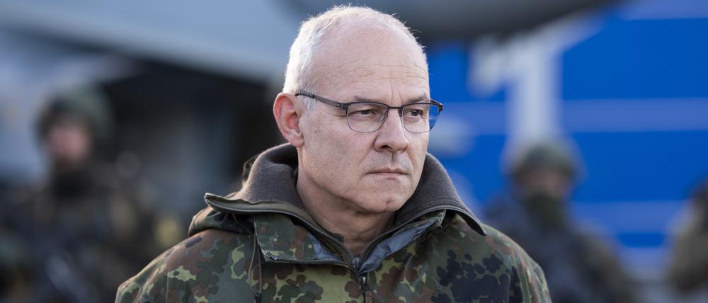 Vizeadmiral Jan Christian Kaack, Inspekteur der Marine, steht bei einem Pressestatement nach dem Besuch von Übungen der Bundeswehrsoldaten in Estland.