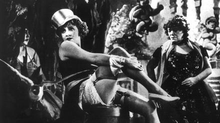 Beginn einer großen Karriere.  Marlene Dietrich betört als Lola-Lola in dem von Josef von Sternberg inszenierten Ufa-Film „Der blaue Engel“ die Männer.