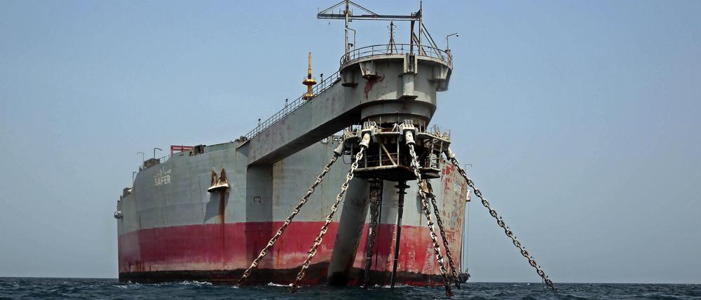 Blick auf einen angeschlagenen Öltanker. Die „FSO Safer“ war im Roten Meer vor der Küste des von Rebellen gehaltenen Hafens Rass Issa in der westlichen Provinz Hodeidah unterwegs. (Archivfoto)
