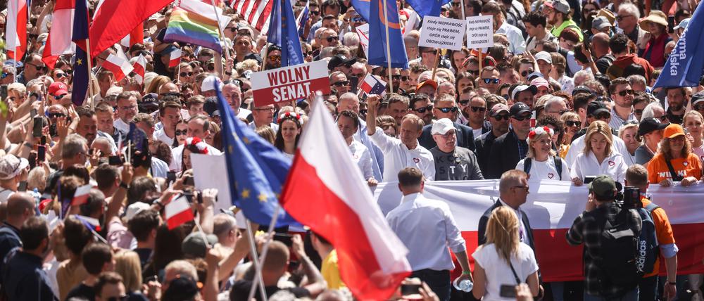 Marsch der Hoffnung. An die 500.000 Menschen demonstrieren mit Flaggen Polens, der EU und der USA für mehr Freiheit. 