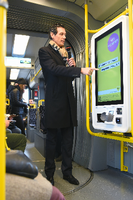 Der damalige BVG-Marketingleiter Martell Beck stellt in einer Berliner Straßenbahn einen neuen, bargeldlosen Ticket-Automaten vor.