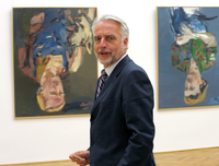 Martin Roth, (16.1.1955- 6. 8. 2017). Hier steht der damalige Generaldirektor der Staatlichen Kunstsammlungen Dresden im Jahr 2010 im Dresdner Albertinum vor Gemälden von Georg Baselitz.