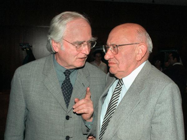Der Schriftsteller Martin Walser (l) und der Literaturkritiker Marcel Reich-Ranicki 1996