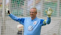 Der damalige Vorstandsvorsitzende der Volkswagen AG, Martin Winterkorn, steht am 24.05.2008 in Wolfsburg im Tor für ein Benefiz-Fußballspiel in der Volkswagen-Arena.