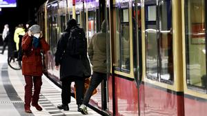 02.02.2023, Berlin: Fahrgäste betreten auf einem Bahnsteig im Berliner Hauptbahnhof eine S-Bahn. In Berlin und Brandenburg entfällt die Maskenpflicht im Personennahverkehr. Foto: Carsten Koall/dpa +++ dpa-Bildfunk +++