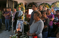 Verwandte und Freunde besuchen die Beerdigung der ermordeten mexikanischen Bürgermeisterin Gisela Mota.