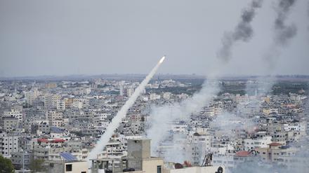 Gaza-Stadt: Raketen werden von militanten Palästinensern aus dem Gazastreifen auf Israel abgefeuert.