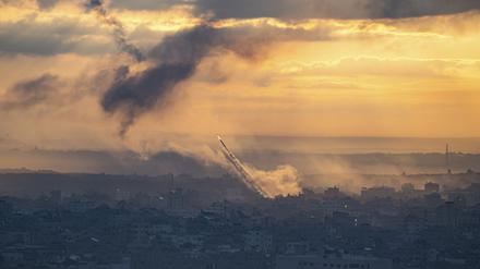 Raketen werden vom Gazastreifen aus auf Israel abgefeuert. 