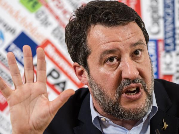 Il vice primo ministro italiano Matteo Salvini sta cercando di rendersi famoso a spese del primo ministro Giorgia Meloni. 