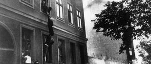 Die 77-jährige Frieda Schulze entkommt den DDR-Polizisten, die sie zurück in ihre Ost-Berliner Wohnung ziehen wollen, nur knapp. 