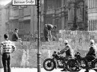 Steinerne Tatsachen. Am 13. August 1961 lässt das SED-Regime den Ostsektor Berlins abriegeln. Der Mauerbau trifft die Westalliierten und die Bundesregierung völlig unvorbereitet.