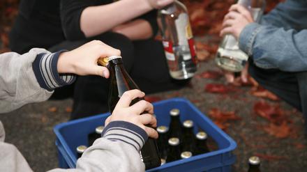 Die Zahl der Jugendlichen, die gefährlich viel Alkohol trinken, hat stark zugenommen.
