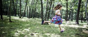 Der Routine davonlaufen: Im Wald können Kinder den Stress ihres durchgetakteten Alltags hinter sich lassen.