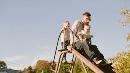 Viele Väter wollen sich gern mehr um ihre Kinder kümmern als sie es bisher tun.