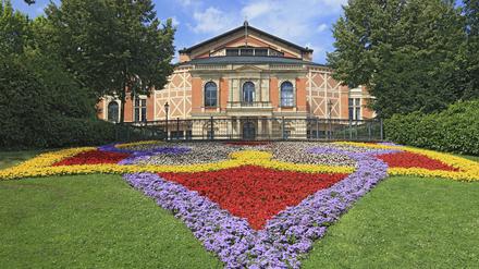 Die Bayreuther Festspiele finden im Richard-Wagner-Festspielhaus auf dem „Grünen Hügel“ statt.