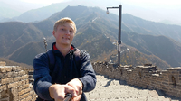 Der Autor Max Deibert (20) ist mit schwerem Rucksack und ausziehbarer Selfie-Stange nach China aufgebrochen.