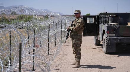Ein Soldat des mexikanischen Militärs an der Grenze.