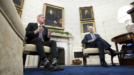 US-Präsident Joe Biden (r.) und mit dem führenden Republikaner Kevin McCarthy im Weißen Haus