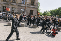 Tumulte am Reichstag: Hunderte linker Demonstranten durchbrachen am Samstag eine Polizeireihe an der Dorotheenstraße.