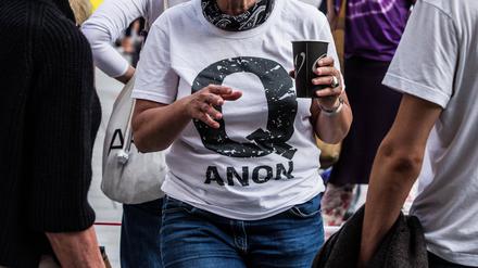 Eine Frau trägt ein T-Shirt der QAnon-Bewegung bei einer Demonstration in München im Jahr 2020. 