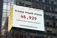 Kunst, die weh tut. Eugene Jareckis "Trump Death Clock" am New Yorker Times Square.