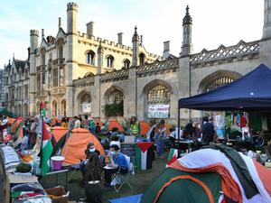 Pro-palästinensisches Protestcamp am King’s College der Universität Cambridge in Großbritannien.