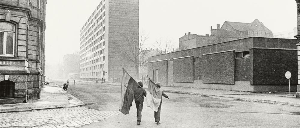 1976 fotografierte Evelyn Richter im Leipziger Musikviertel zwei heimkehrende Fahnenträger.