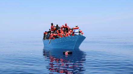 Mitglieder der Organisation „Ärzte ohne Grenzen“ retten Migranten im Mittelmeer. Das Foto stammt von 2021. 
