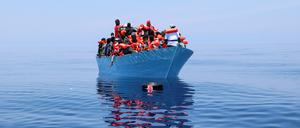 Mitglieder der Organisation „Ärzte ohne Grenzen“ retten Migranten im Mittelmeer. Das Foto stammt von 2021. 